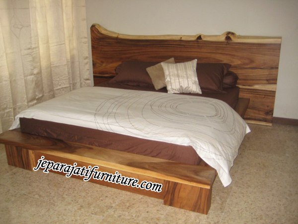 Tempat Tidur Trembesi Antik