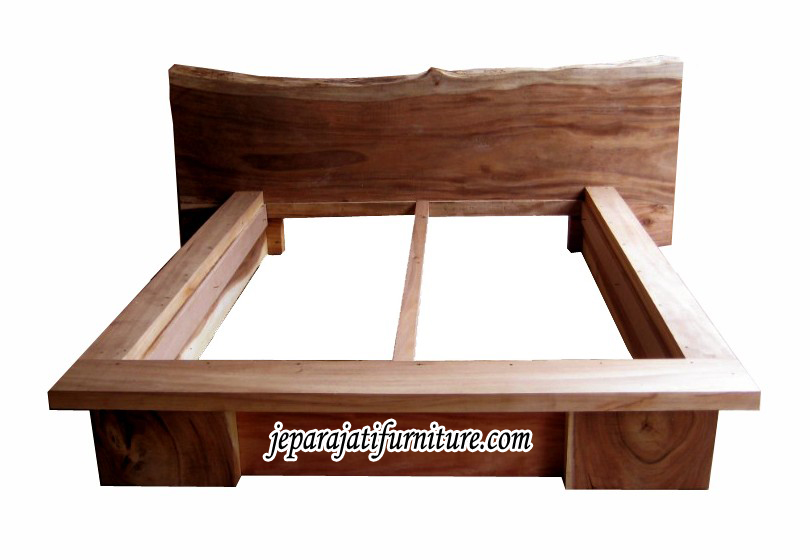 Tempat Tidur Trembesi Antik