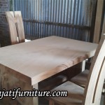 Meja Makan Trembesi Kotak