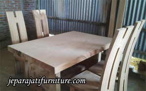 Meja Makan Trembesi Kotak