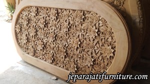 Meja Makan Ukiran Bunga Mawar