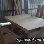 Meja Makan Trembesi Kotak
